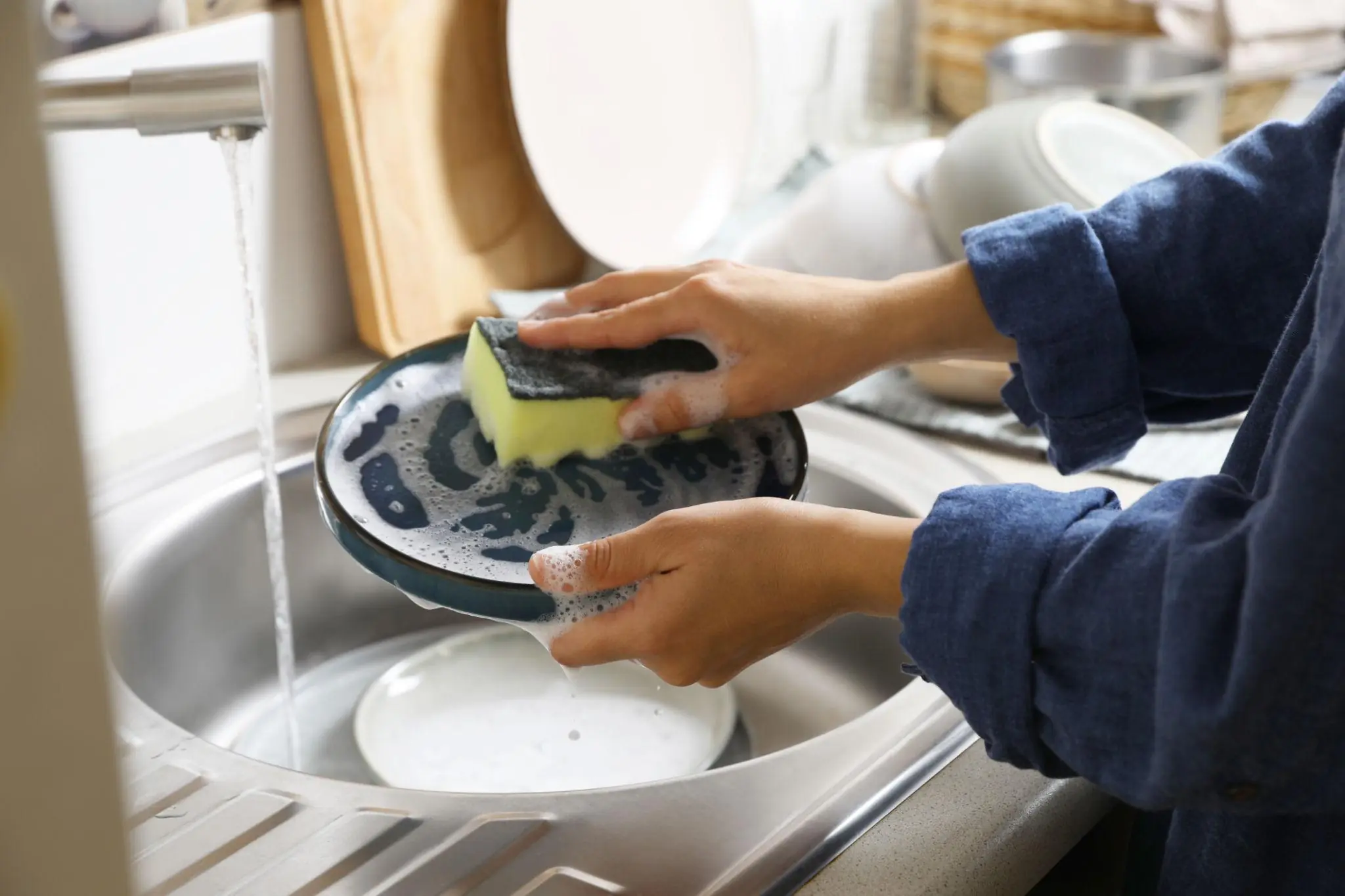 Woman Di.es While Washing Dishes: Doctors Warn of 3 Everyday Mistakes That Could Turn Dang.erous
