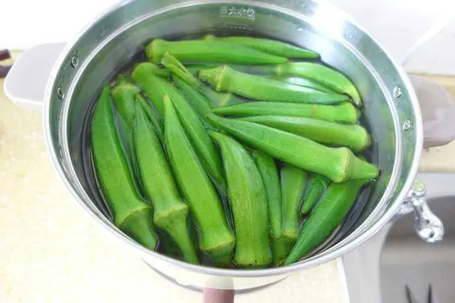 Okra Is Healthy for Many People But These 7 Groups May Need Extra Caution