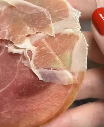 🌈 You Open the Fridge and See Rainbow Colors on Your Ham—Should You Be Worried?
