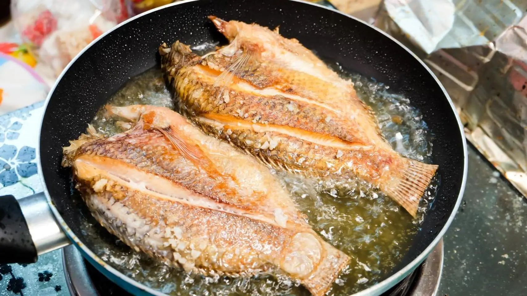 Why Do Experienced Cooks Add a Few Drops of Lemon Juice to Hot Oil Before Frying? The Surprising Kitchen Trick Explained