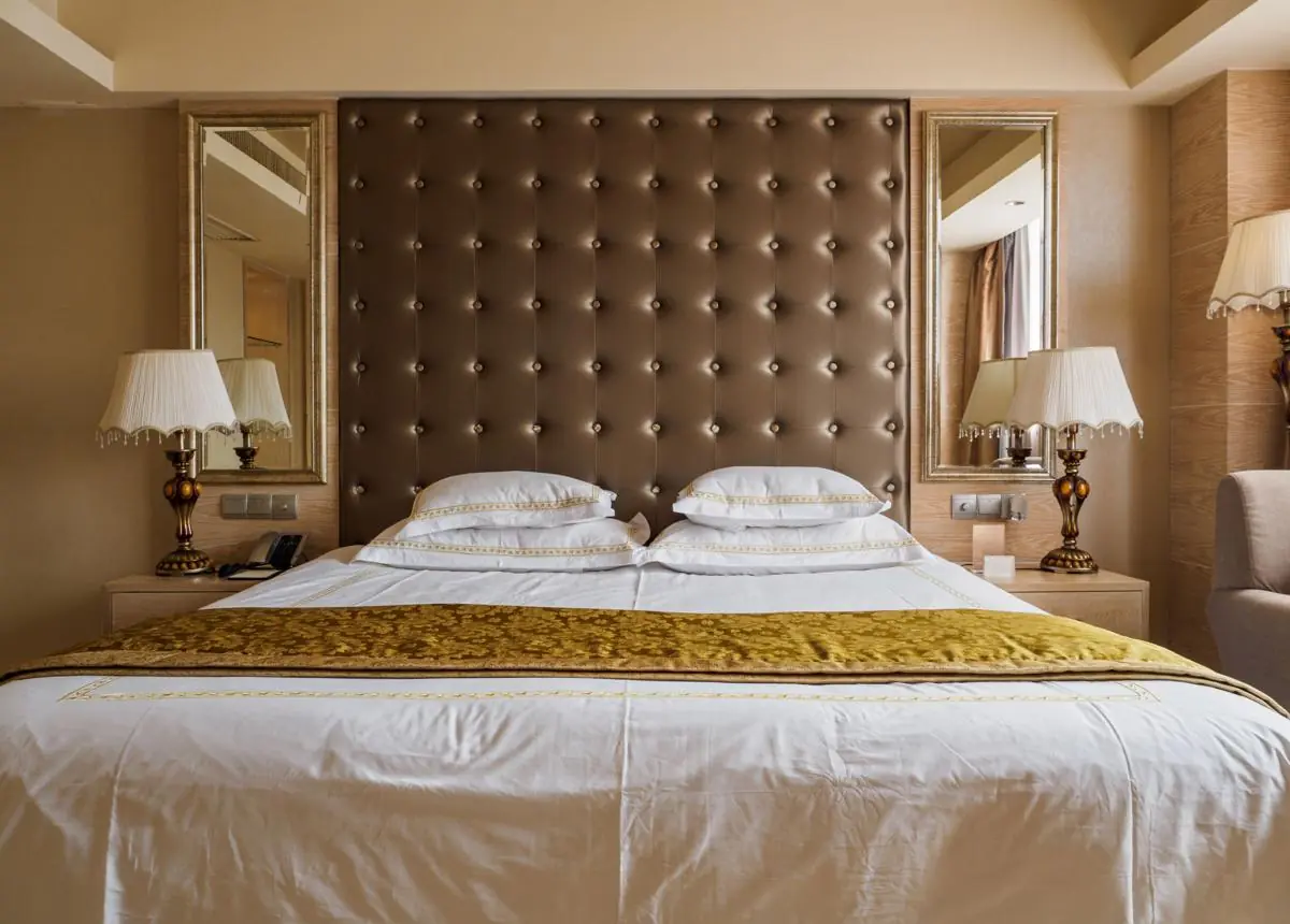 Why Do Hotels Always Place a Cloth Across the Bed? Most Guests Never Know Its Real Purpose