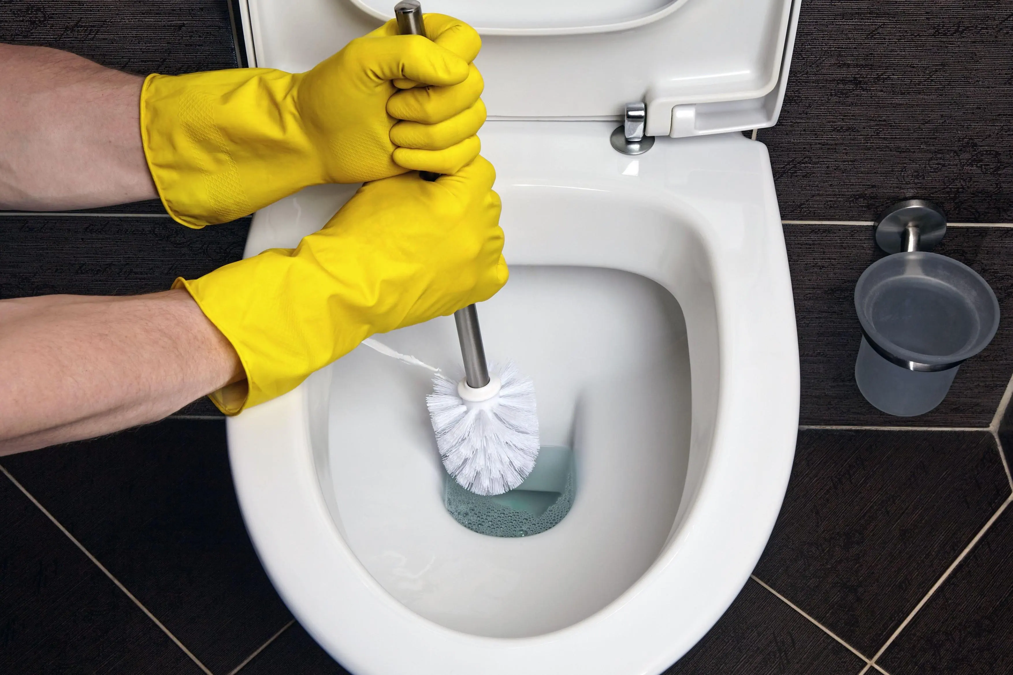 Toilet With Stubborn Yellow Stains? This Simple Overnight Trick Can Make It Sparkling Again