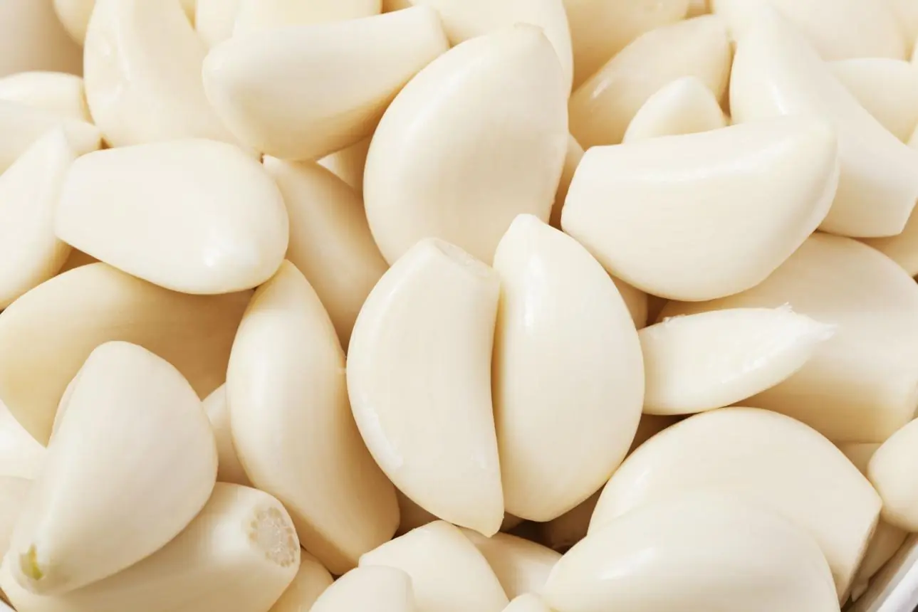 28-Year-Old Man Diagnosed with Kidney Inflammation After Eating Raw Garlic Every Day: What Experts Want You to Know