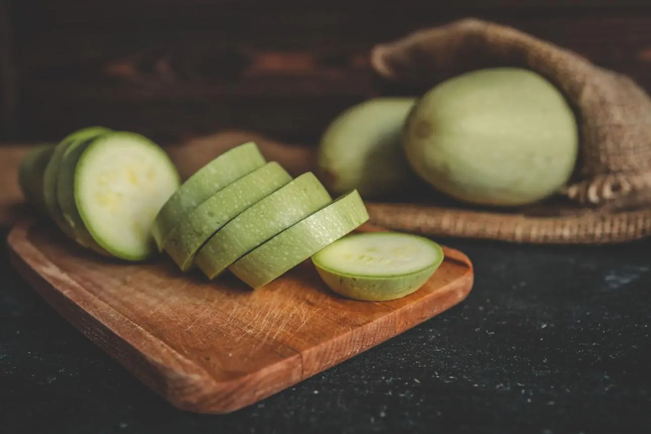 25-Year-Old Man Suffers Acute Kidney Failure After One Bite. Doctors Warn: Never Ignore the Bitter Taste of These 2 Vegetables