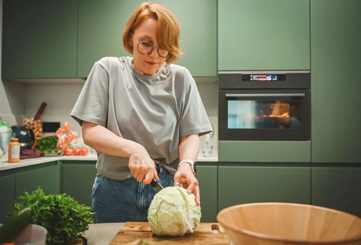 Who Should Be Careful About Eating Cabbage? What Nutrition Experts Recommend