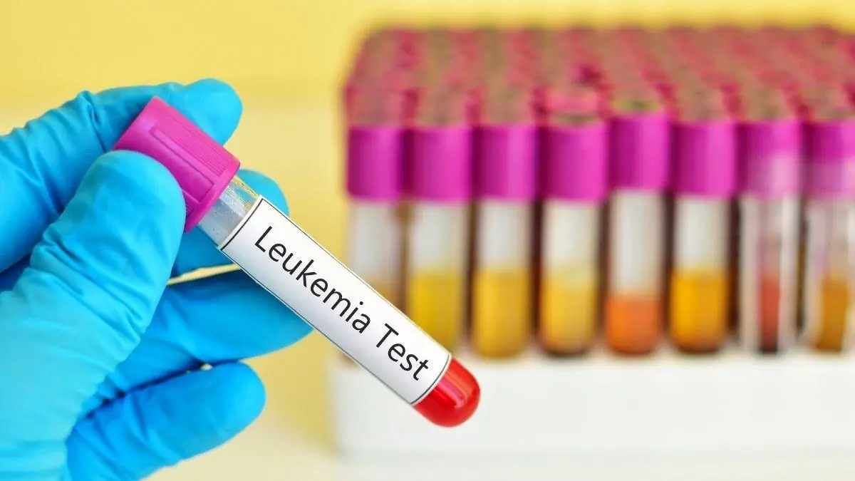 23-Year-Old Woman Diagnosed With Leukemia Breaks Down in Hospital Hallway