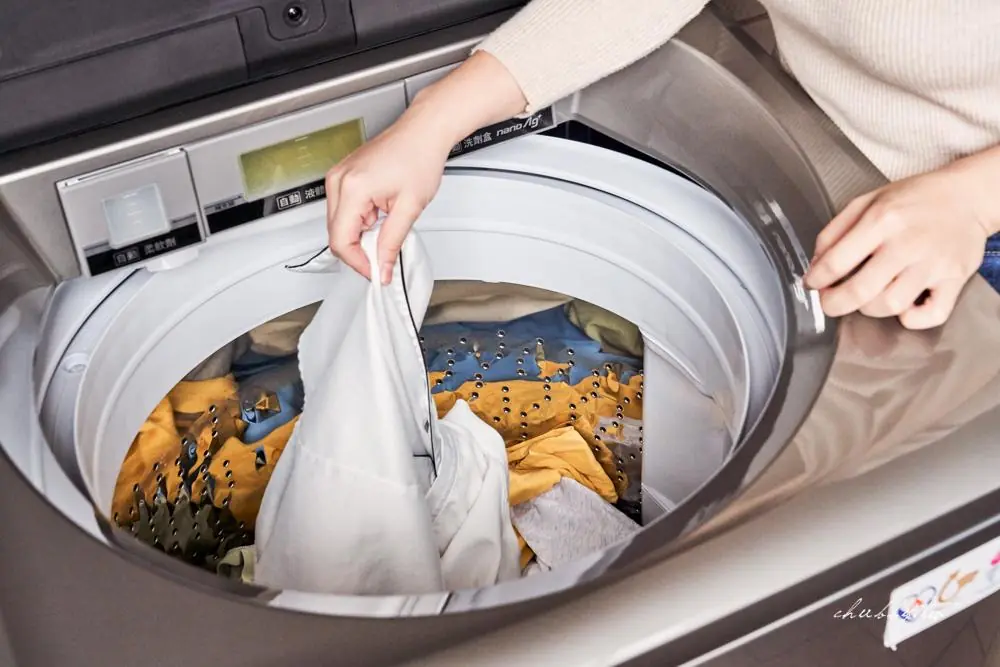 Why Are People Putting Empty Plastic Bottles in the Washing Machine? The Simple Laundry Trick That Surprises Many