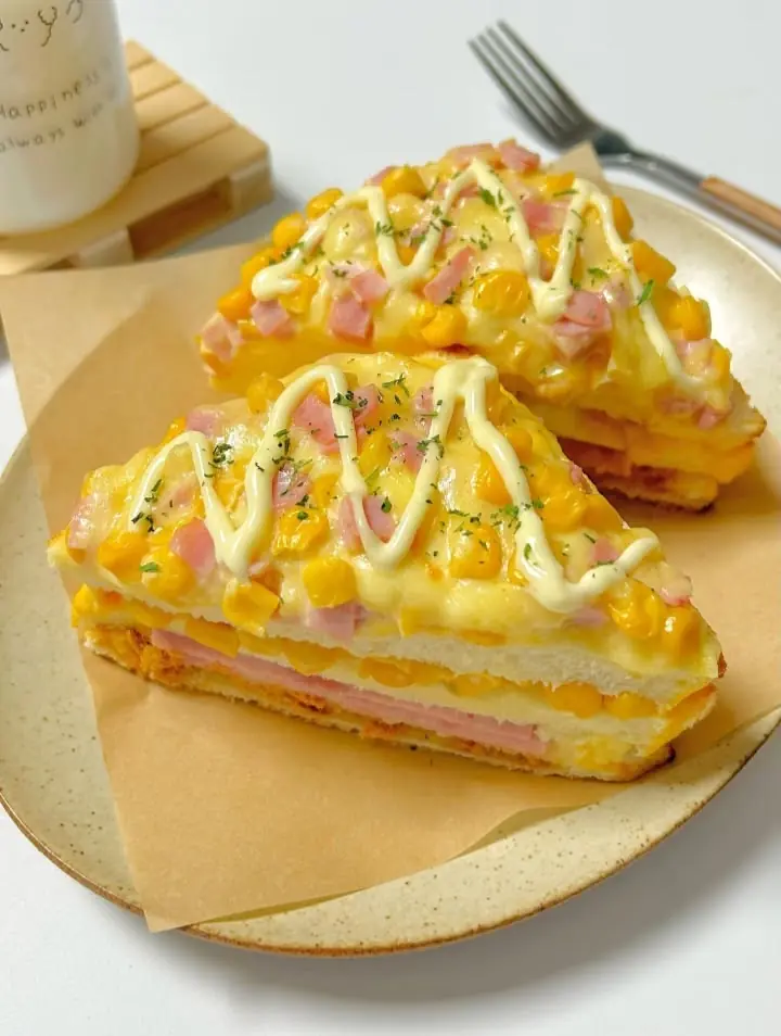 Cheesy Ham & Sweet Corn Toast Bake
