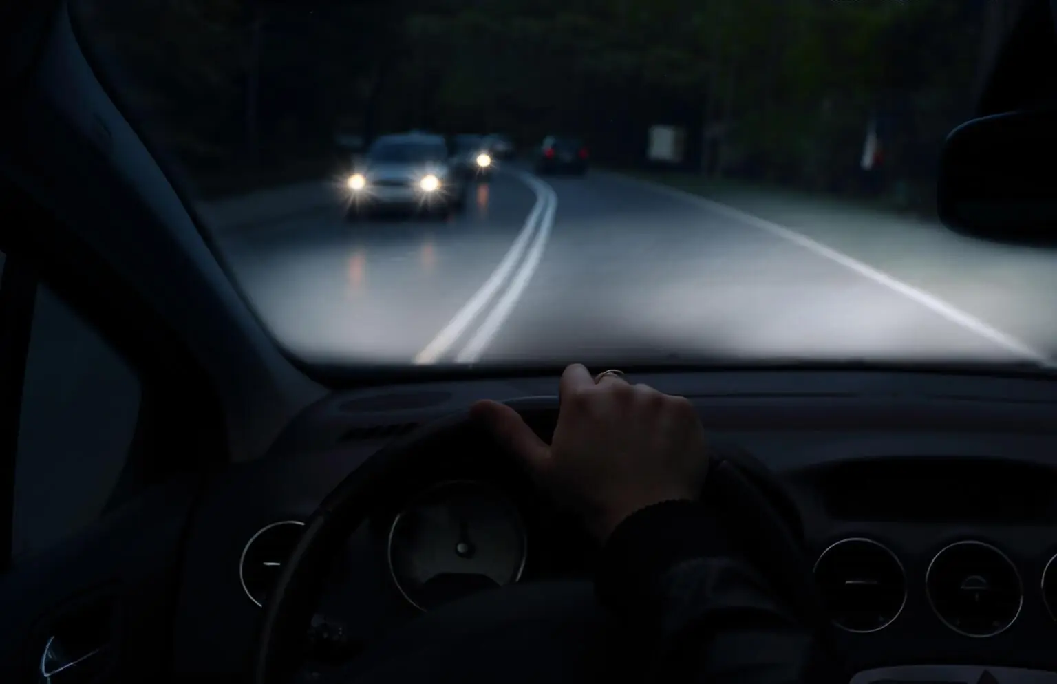 The Secret Car Mirror Button Almost No One Knows About – A Simple Trick That Makes Night Driving Much Safer