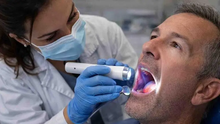 Two Warning Signs of Tongue Can.cer That Are Different from Common Mouth Ulcers