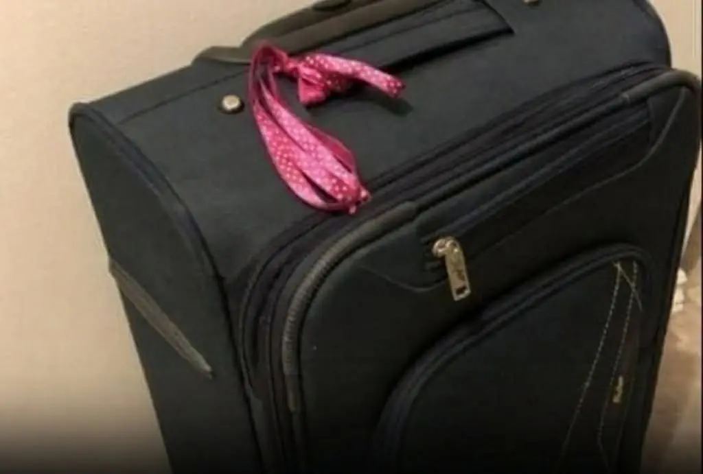 Baggage Handler Issues a Warning to Anyone Who Ties a Ribbon on Their Suitcase at the Airport