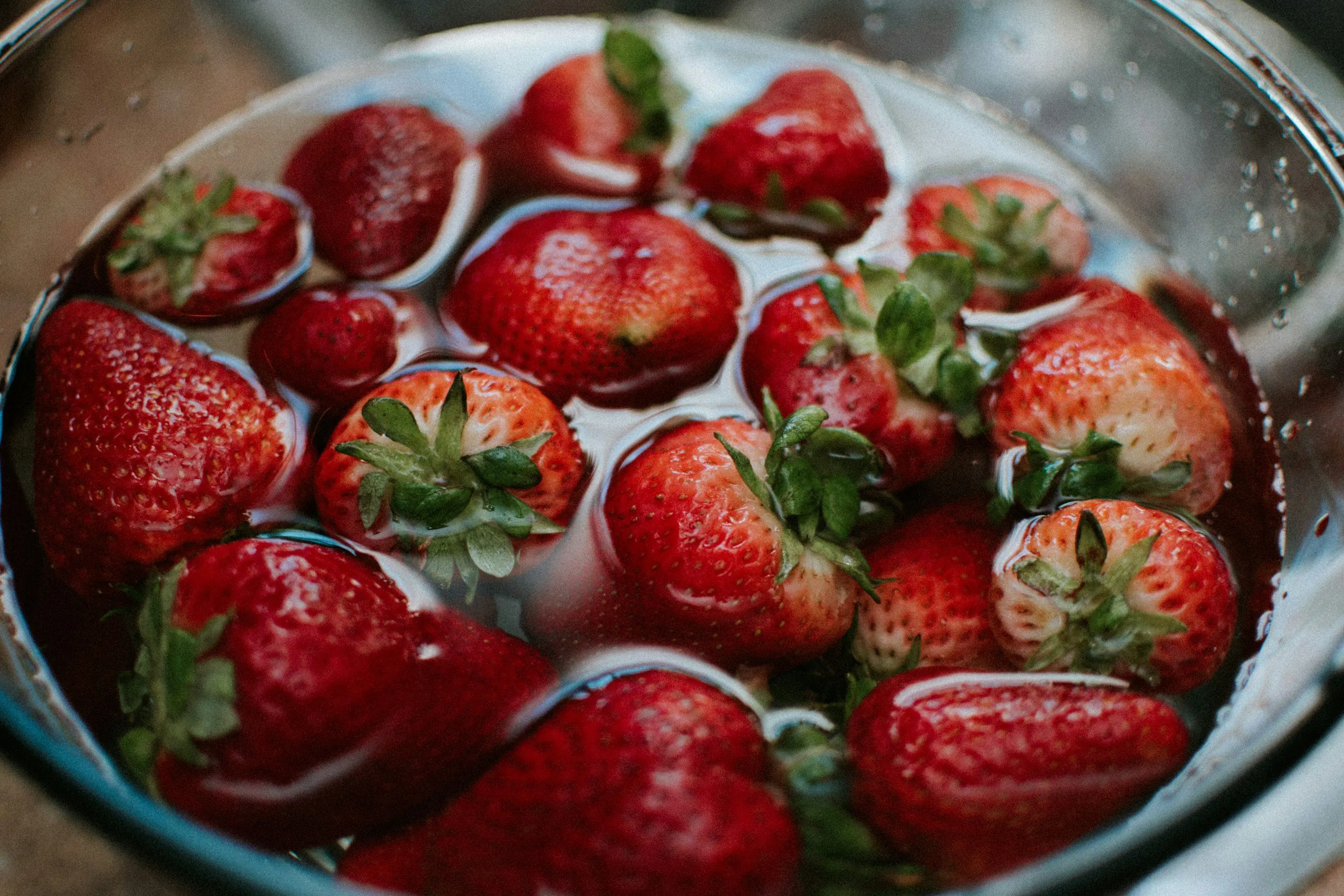 The Surprising Truth About Tiny White Creatures in Strawberries — And Why They Appear After a Salt Water Soak
