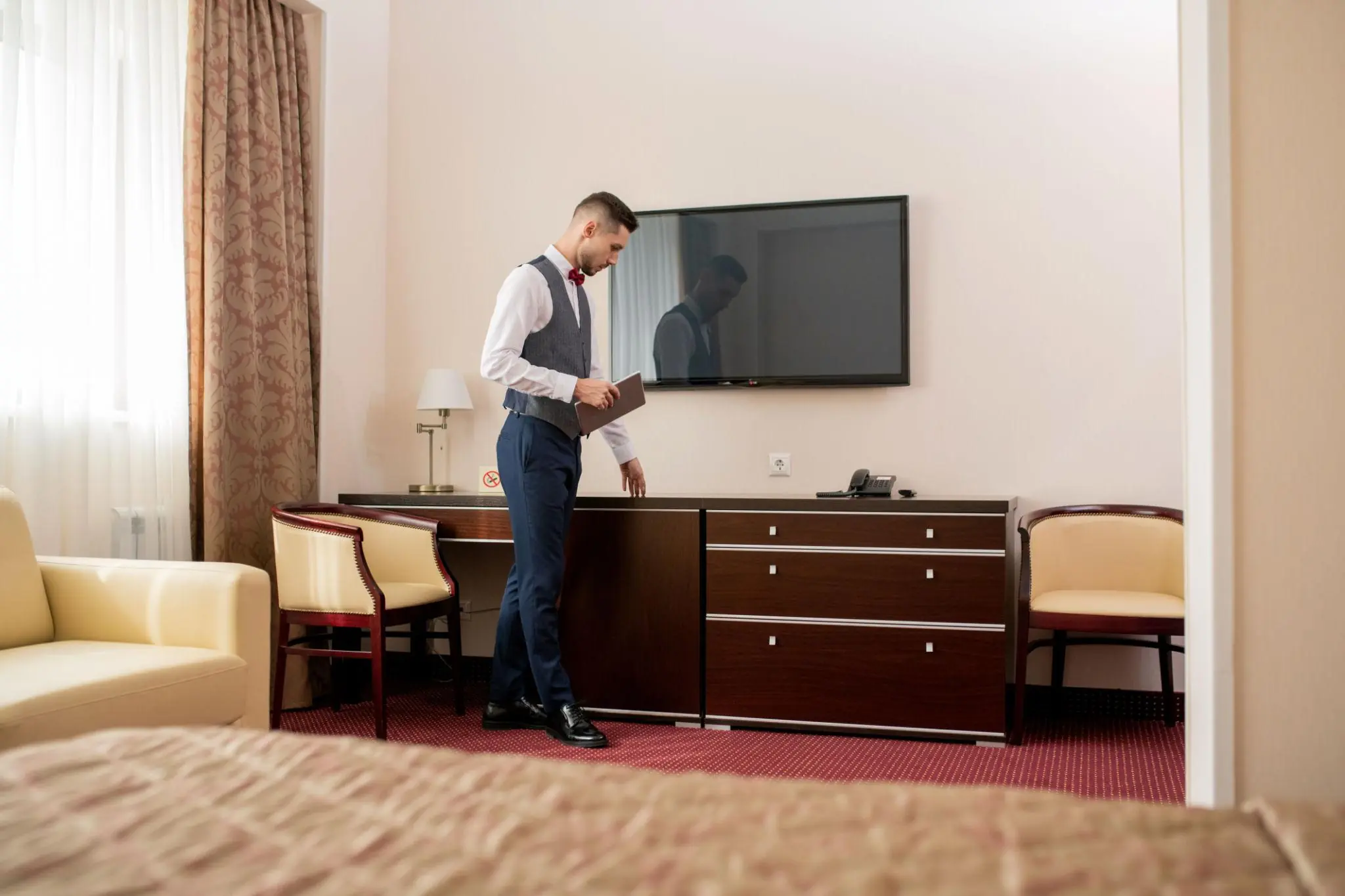 3 Things to Check in a Motel or Hotel Room Before You Unpack