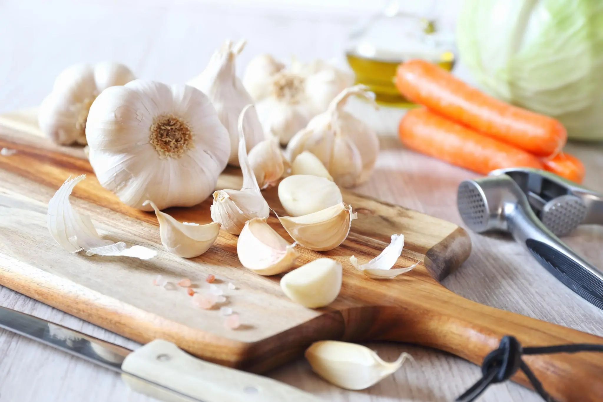 8 Groups of People Who Should Be Cautious About Eating Garlic