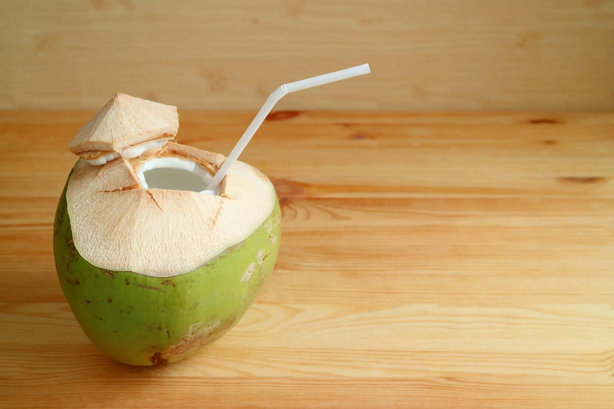 6 Groups of People Who Should Be Careful About Drinking Coconut Water