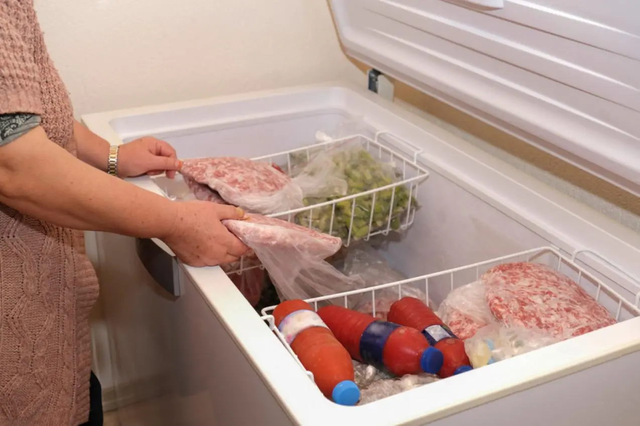 A Common Freezer Habit Turns Fat.al: Doctors Warn Families About Hidden Bacteria in Stored Meat