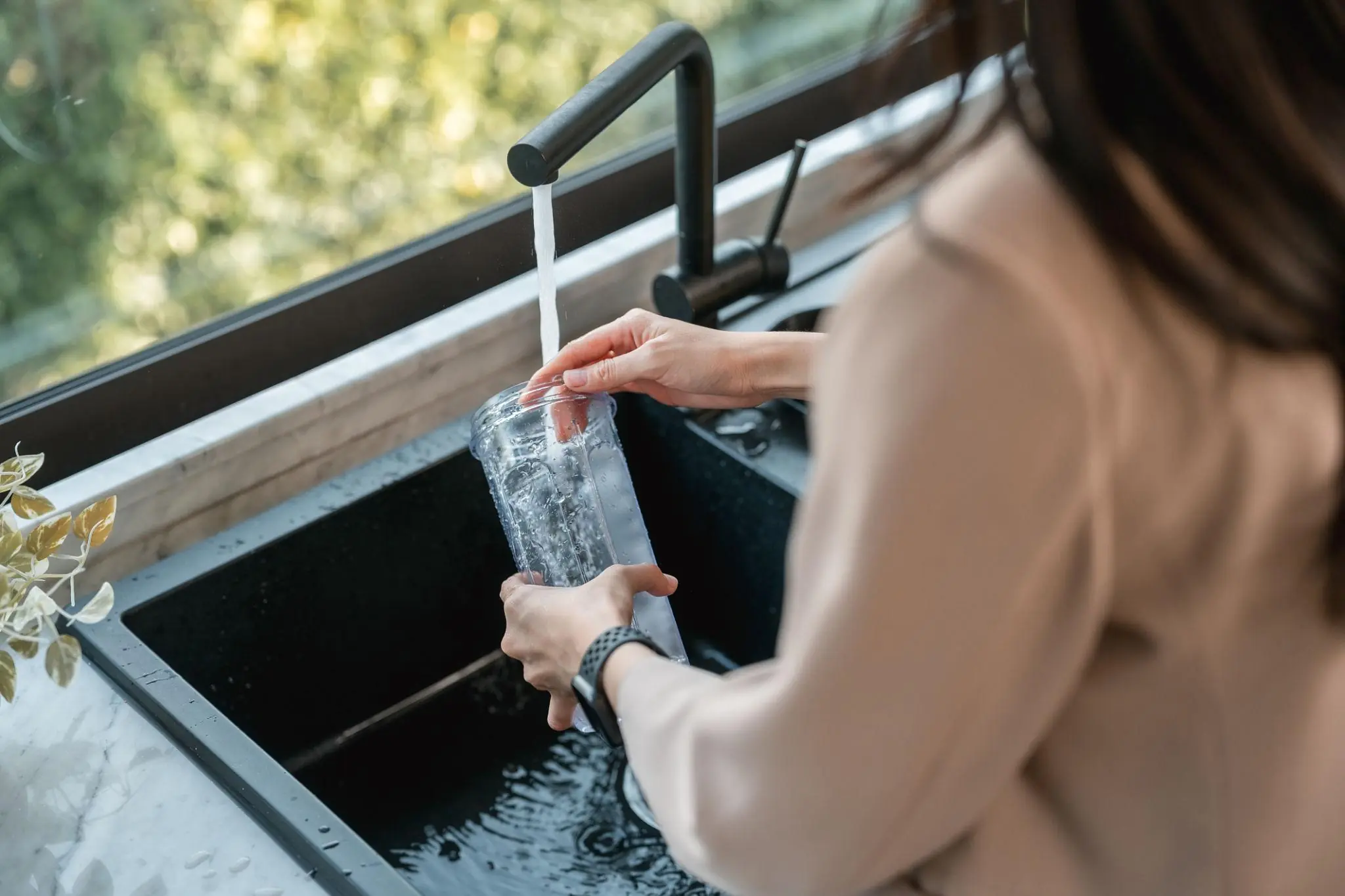 Doctors Warn About a Common Water Container Still Used at Home