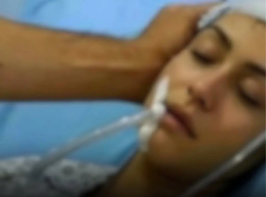 Don’t ignore a sore throat! 5 warning signs that could turn d.e.adly in just days.