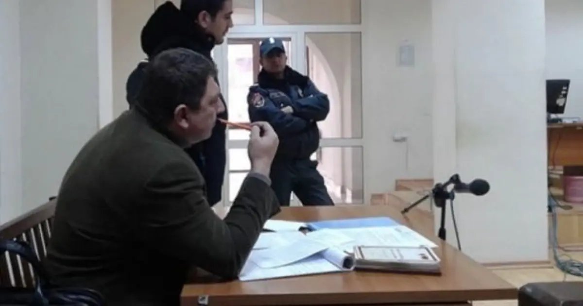 The Man Kept Chewing Gum and Put His Feet Up — Then the Judge Stopped the Hearing