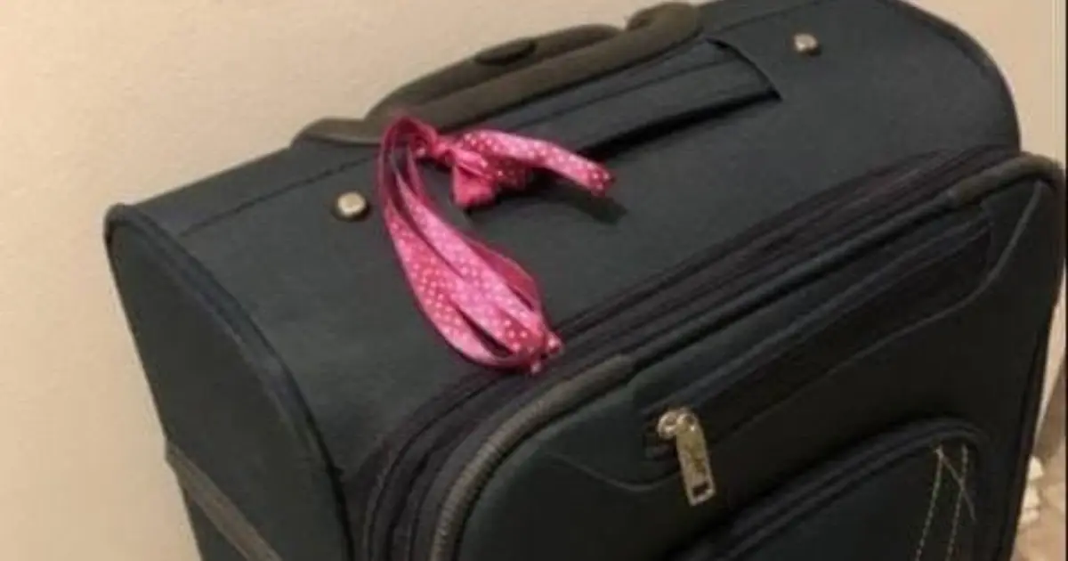 Baggage handler issues warning to anyone who ties a ribbon on their suitcase at the airport