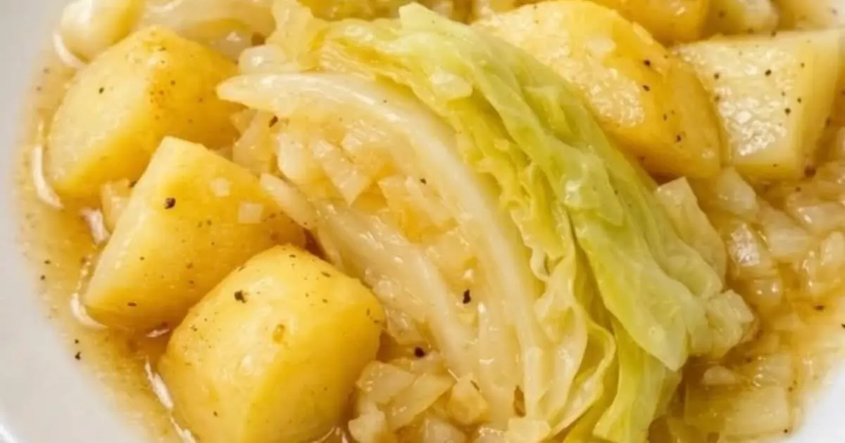 A Simple and Delicious Cabbage & Potato Dish Using Only Four Ingredients