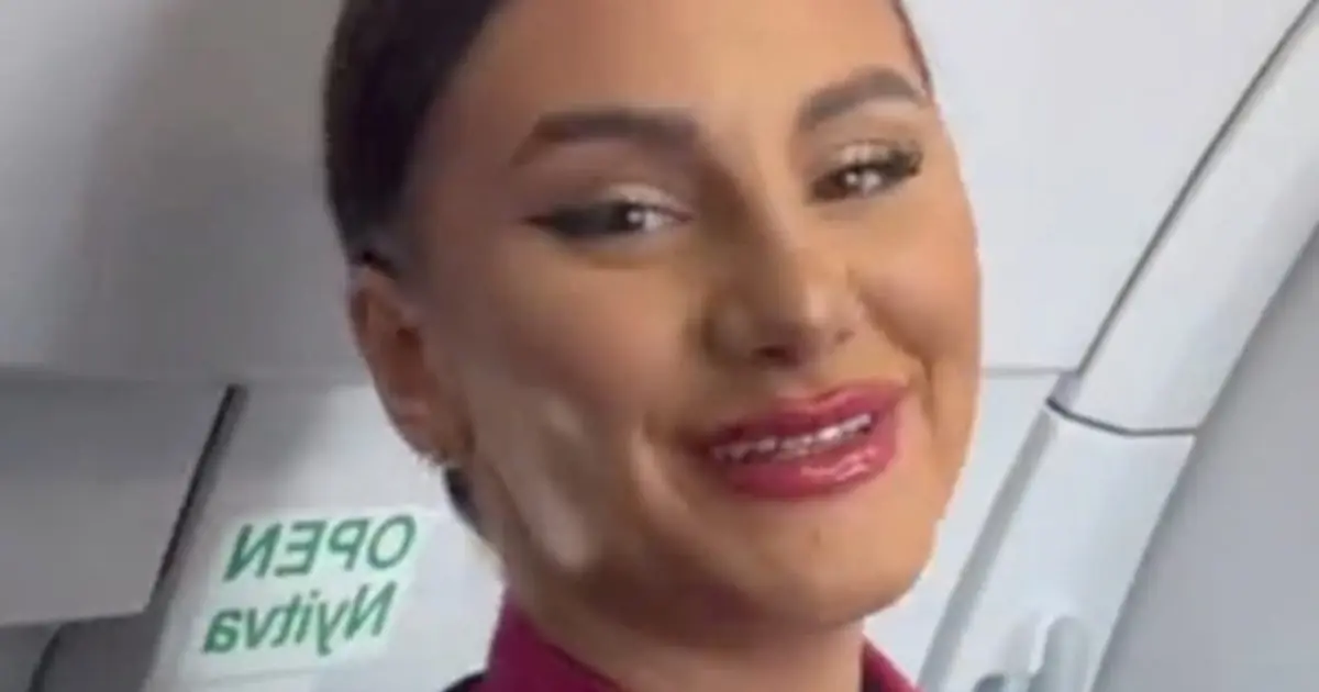 Why Flight Attendants Say “Hello” to Every Passenger — And Why Your Response Matters