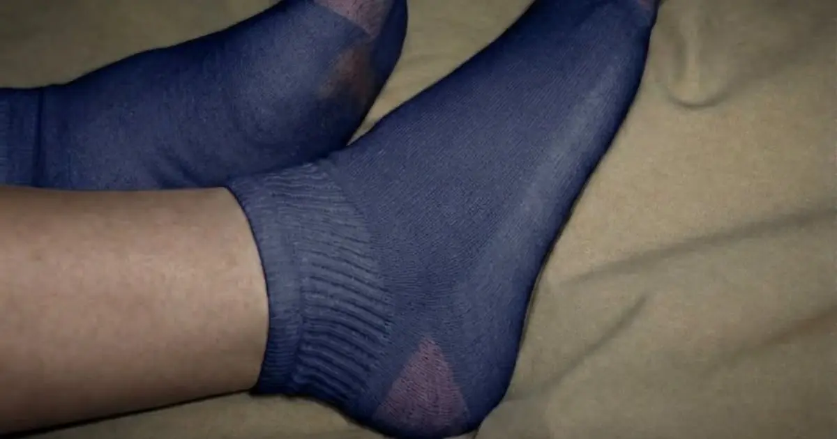 🧦 What Really Happens to Your Body When You Sleep With Socks On