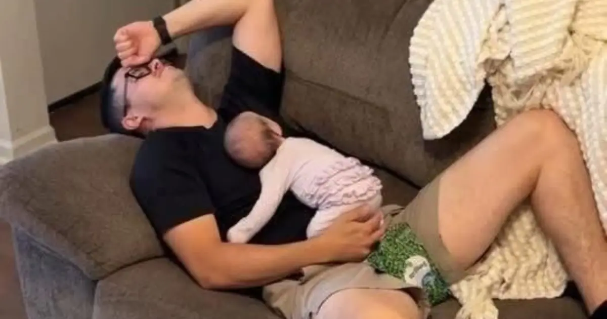 Exhausted Dad Falls Asleep While Holding Baby — The Photo That Sparked a Conversation About Modern Parenthood