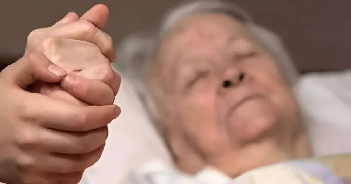 9 Signs That May Indicate an Elderly Parent Is Nearing the End of Life
