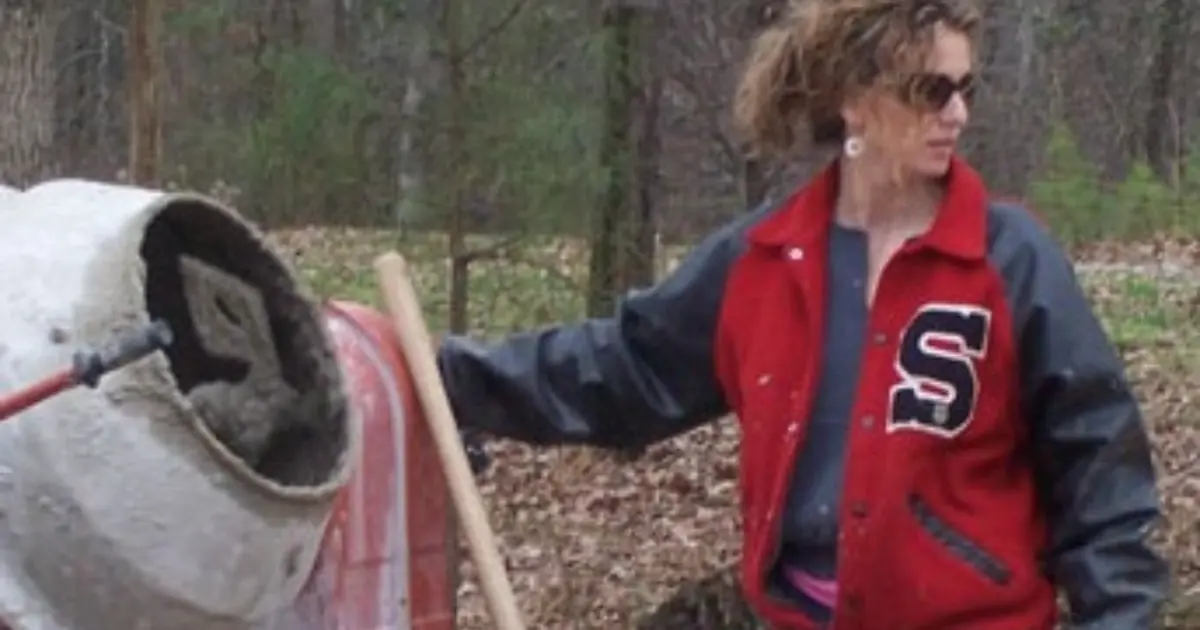 Mother of Five Builds a Home From Scratch After Escaping an Abu.sive Relationship