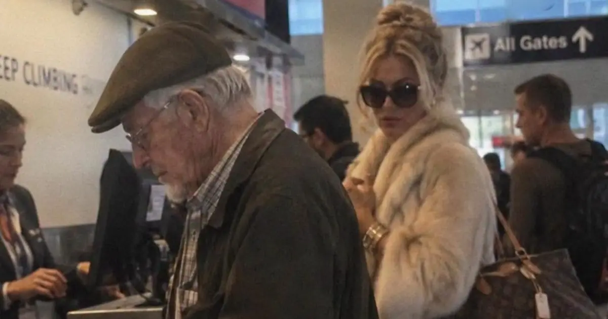 Airport Security Stopped an Elderly Man—Then Two Pilots Recognized Him and Everything Changed
