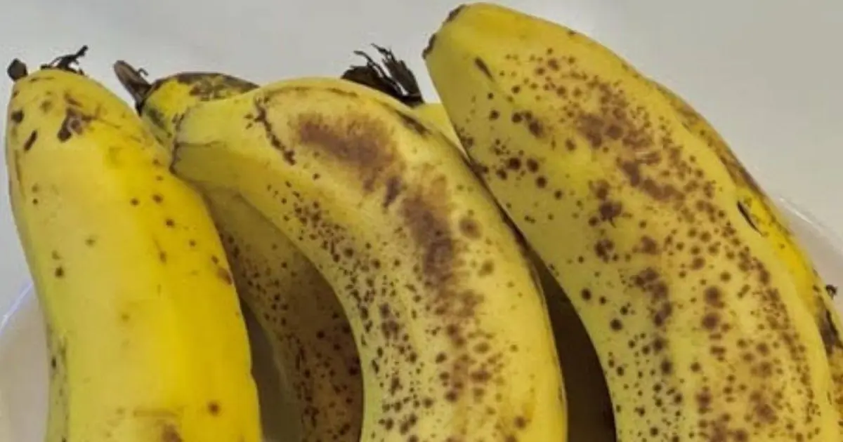 Doctors reveal that eating bananas at night leads to… See more below👇