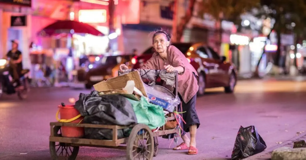 She’s 83 Years Old, Yet She Still Works Late Into the Night to Raise Her Grandchild
