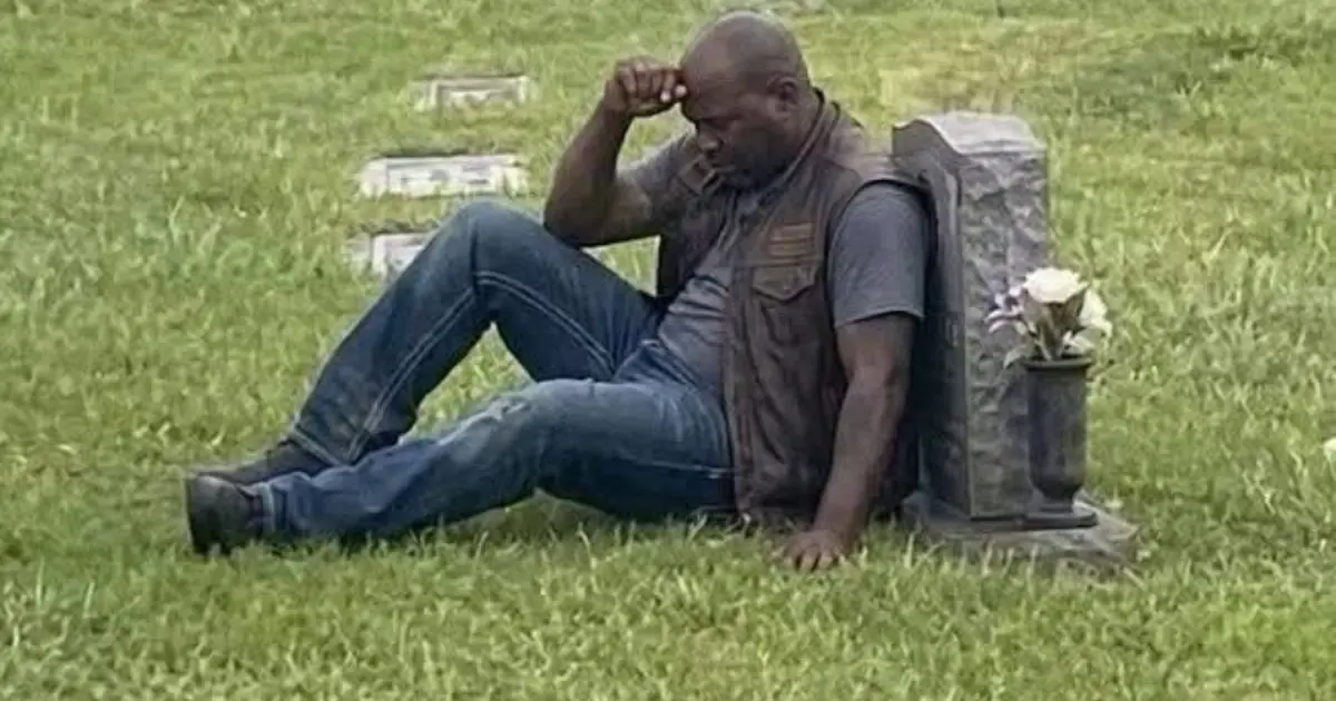 The Biker Who Came to My Wife’s Grave Every Saturday — The Truth I Discovered Changed Everything