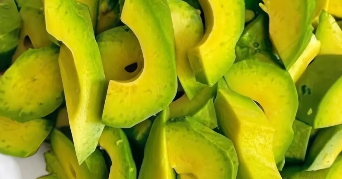 Doctors Take a Closer Look at What Happens to Your Body When You Eat Avocados… The Details Are Interesting