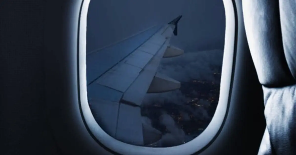 Scientist Explains Why You Can’t See Stars Outside a Plane Window While Flying