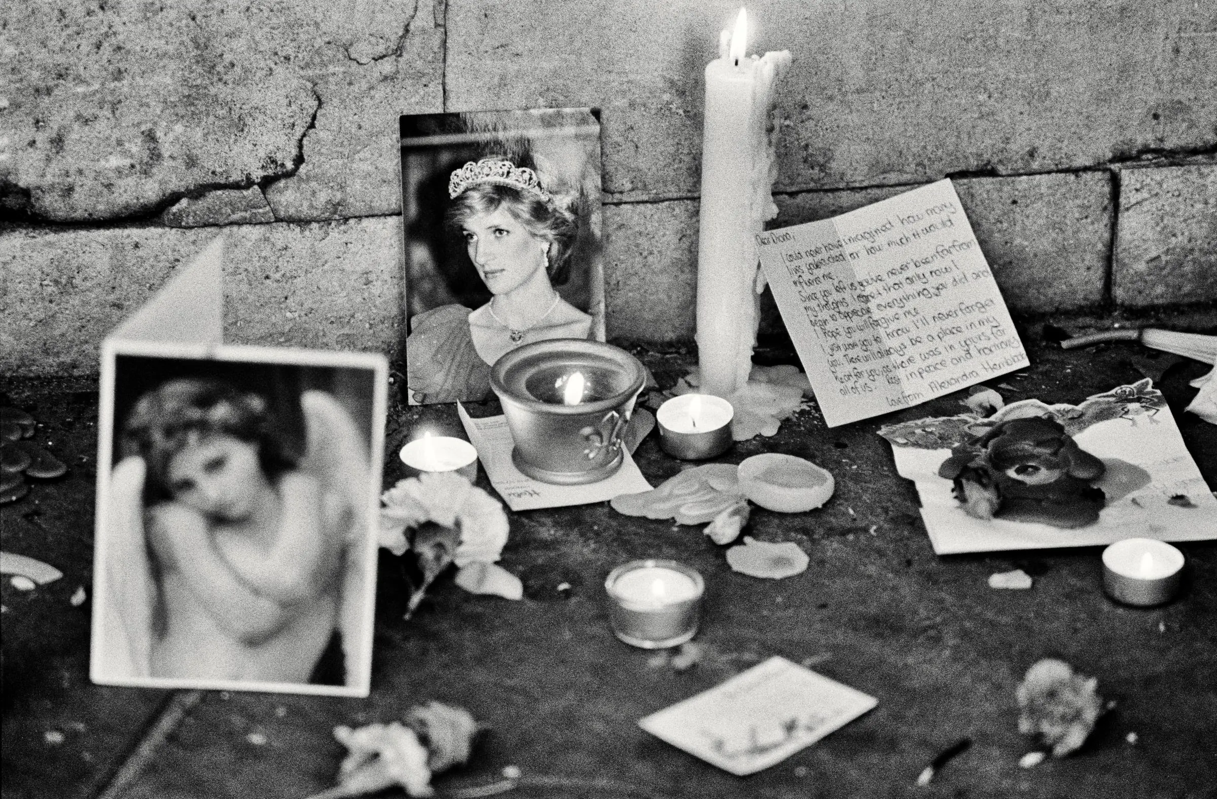 One of thousands of small shrines left in the streets of London by the public during the funeral of Diana, Princess of Wales (1961 - 1997) in London, on September 6, 1997. | Source: Getty Images