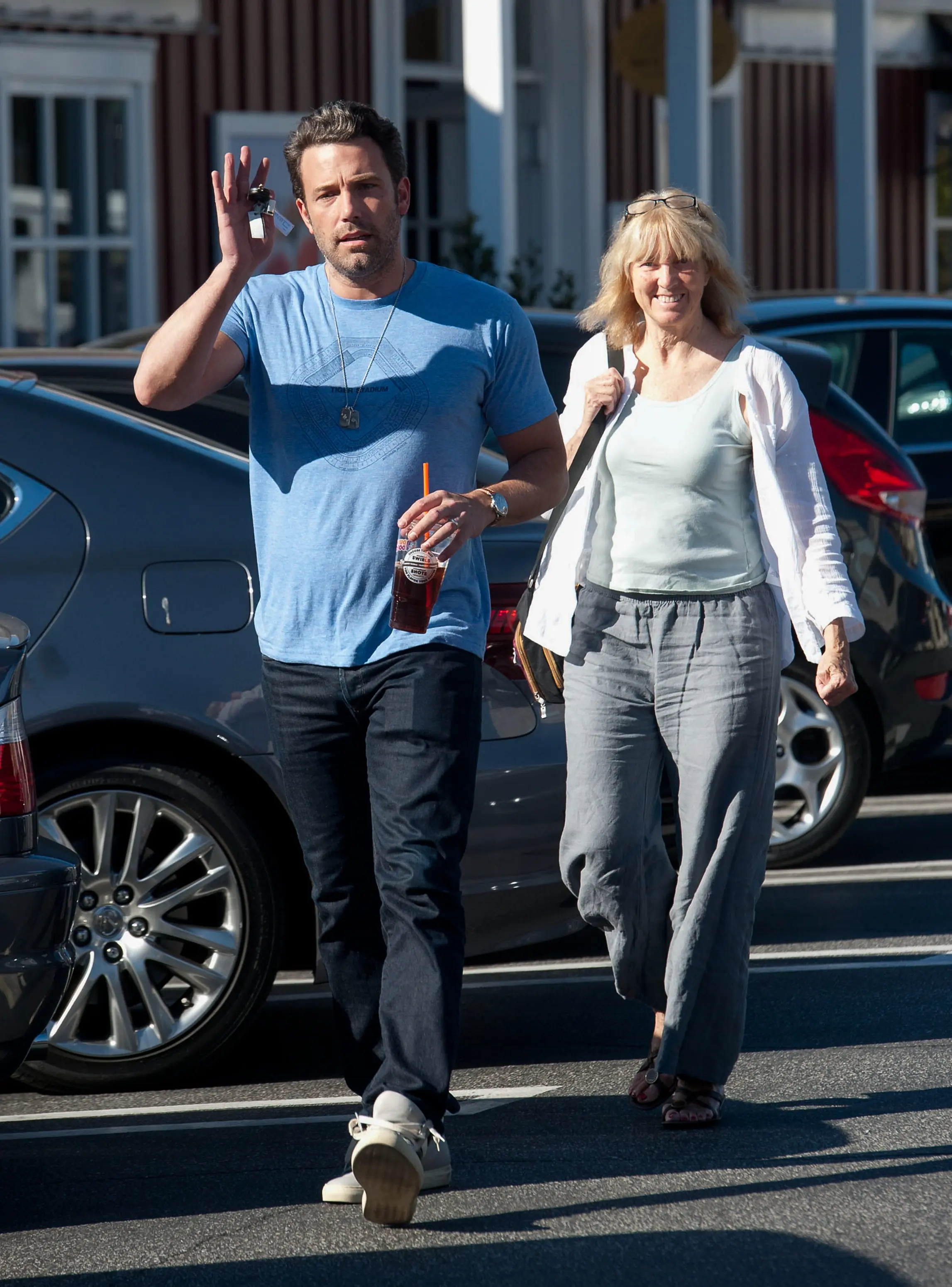 The matriarch of the family passed away. In this photo, Ben Affleck and his mother Chris Anne were seen on October 3, 2014, in Los Angeles, California. | Source: Getty Images