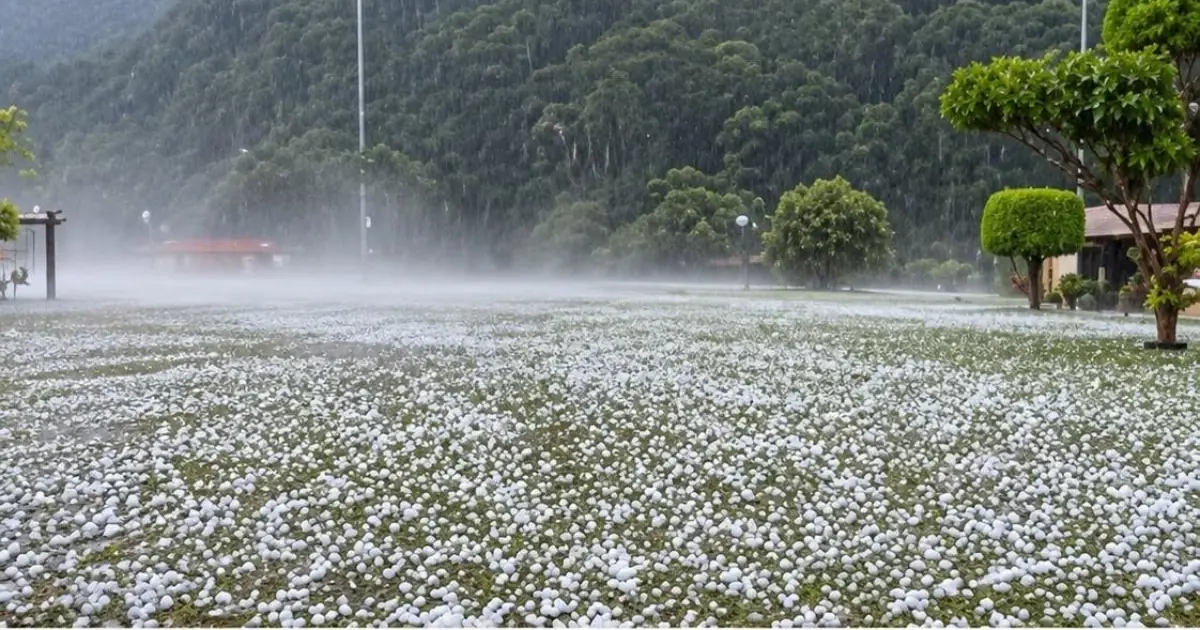 Giant hail recorded Monday evening in the town of... See more