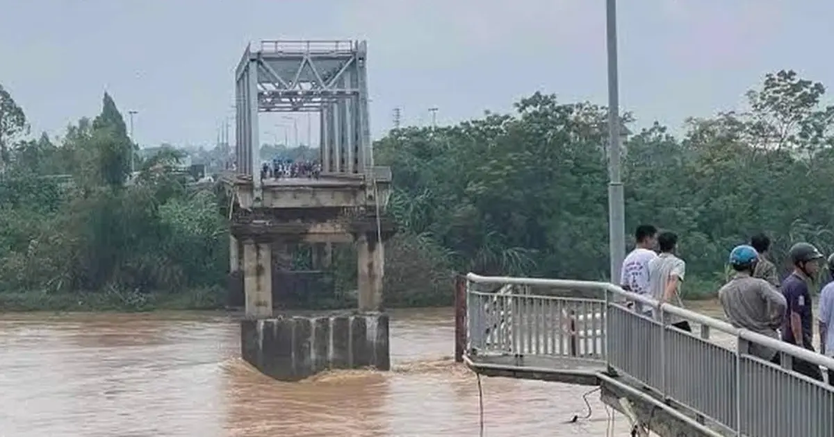 Phong Chau Bridge Collapse: The Disaster That Sent Vehicles Into a Flooding River