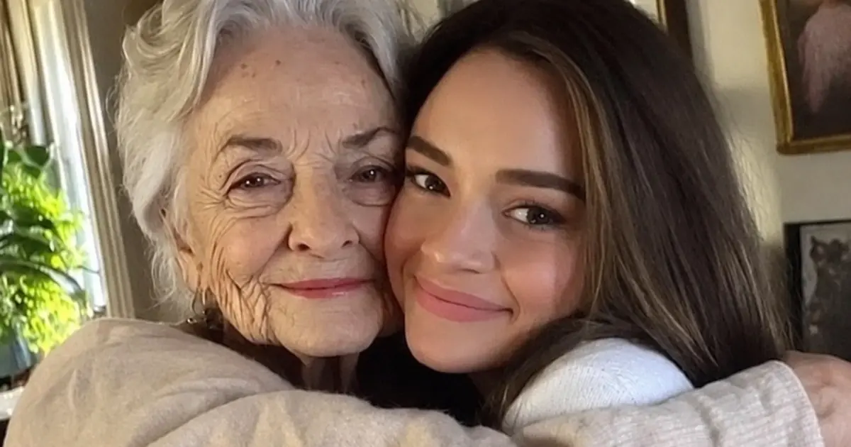 At My Grandma’s Funeral, I Saw My Mom Hiding a Package in the Coffin — I Quietly Took It and Looked Inside
