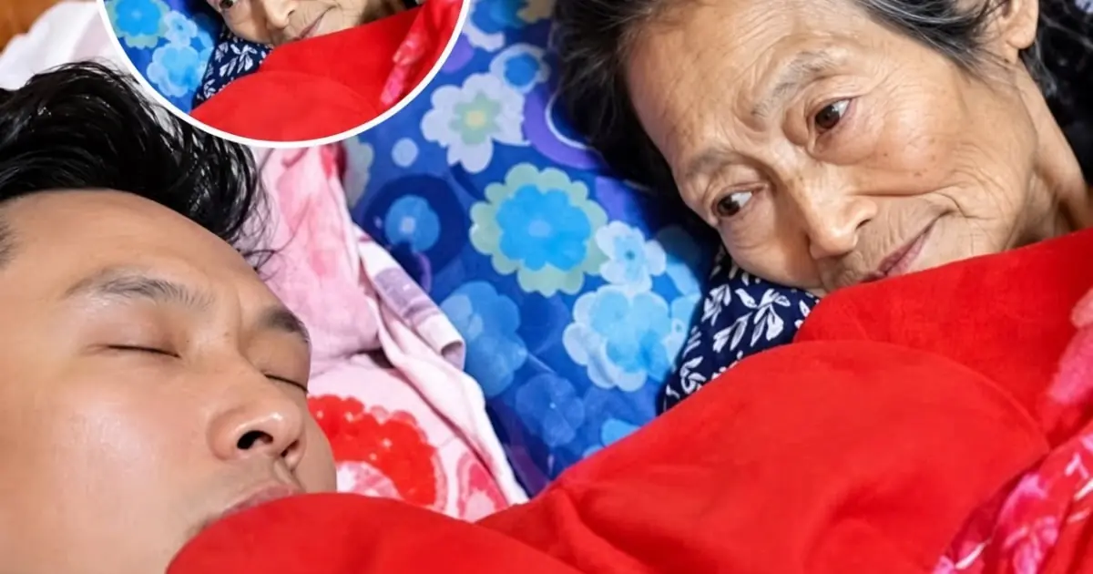 A Mother Stays Awake Beside Her Child: The Heartbreaking Image That Speaks of Love and Loss